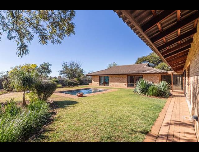 6 BEDROOM HOUSE FOR SALE IN POORTVIEW